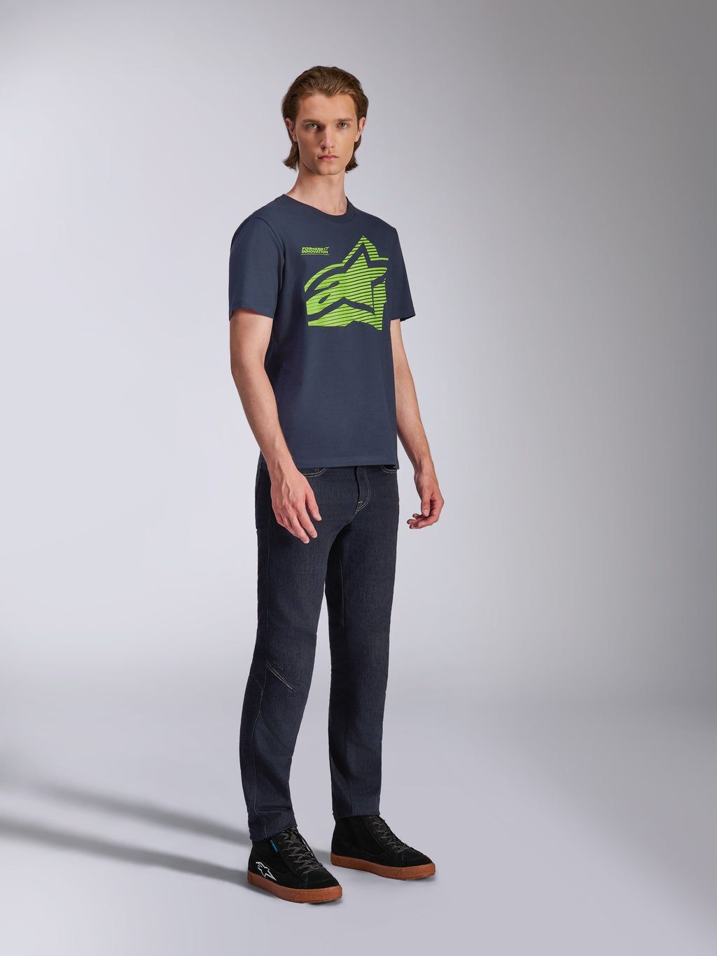 T-shirt Alpinestars Fasting CSF, t-shirt de manga curta, azul marinho, logótipo Astars geométrico em verde lima, usada com calças de ganga escuras e sapatilhas pretas, streetwear casual de desportos motorizados
