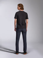 Alpinestars Global CSF Tee, t-shirt de manga curta em preto, vista traseira de modelo masculino a usar a t-shirt com calças de ganga escuras, streetwear casual inspirado no desporto motorizado