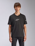 Alpinestars Frontal CSF Tee, t-shirt de manga curta preta, logótipo Astars branco no peito, vestida por um modelo, vestuário casual de desportos motorizados