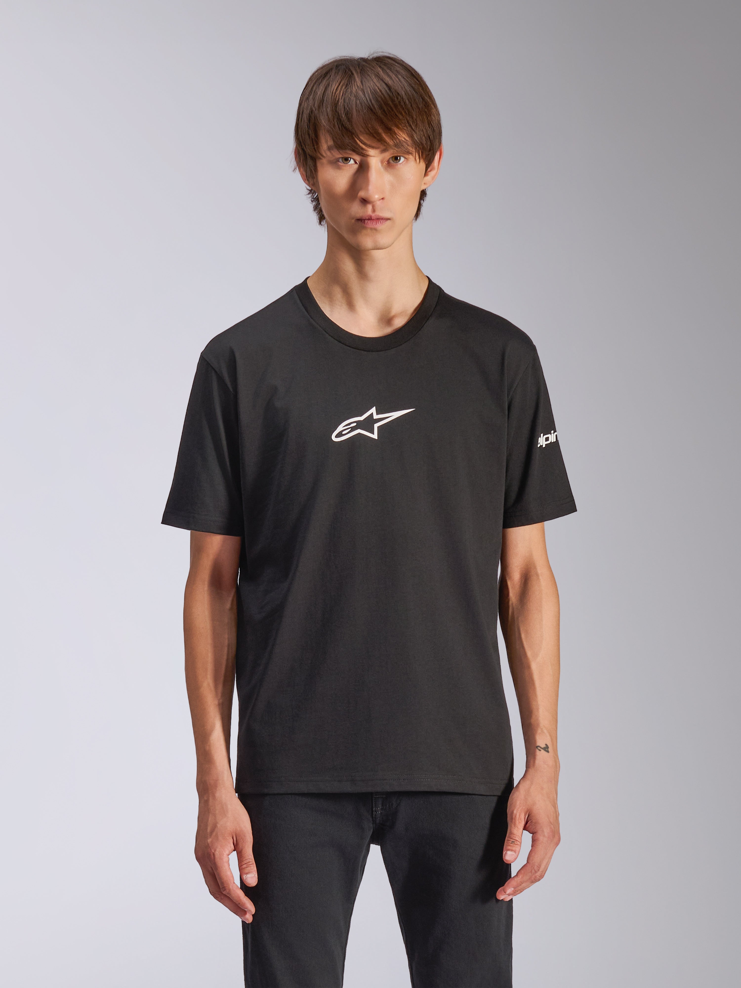 Alpinestars Frontal CSF Tee, t-shirt de manga curta preta, logótipo Astars branco no peito, vestida por um modelo, vestuário casual de desportos motorizados