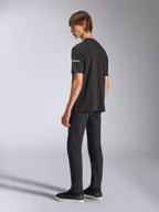 Alpinestars Frontal CSF Tee, t-shirt de manga curta, preta, marca astars branca na manga, usada por modelo com calças e sapatos pretos, design casual inspirado no desporto motorizado