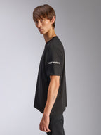 Alpinestars Frontal CSF Tee, t-shirt de manga curta, preta, logótipo Alpinestars branco na manga, vestida por modelo em vista de perfil, streetwear casual de performance motorsport