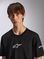 Alpinestars Frontal CSF Tee, t-shirt de manga curta, preta, logótipo Astars branco no peito, vestida por modelo masculino, vestuário desportivo casual de performance