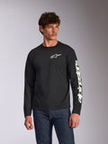 T-shirt de Manga Comprida Alpinestars Trackside CSF, preta, logótipo Alpinestars branco no peito e marca na manga, usada por um modelo com calças de ganga azuis, streetwear casual de desportos motorizados