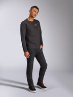 Alpinestars Trackside CSF Tee, t-shirt de manga comprida, preta, logótipo Astars branco no peito, usada por modelo com calças pretas e ténis, streetwear casual inspirado no desporto motorizado