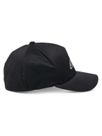 Alpinestars Ageless Reflex Waterproof Hat, boné preto, vista de perfil lateral, aba curva com coroa estruturada, tecido técnico impermeável com detalhe de logótipo refletor, acessório de performance casual