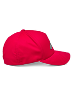 Chapéu Alpinestars Ageless Reflex Waterproof, Vermelho, vista de perfil lateral de um boné de estilo basebol com pala curva e coroa estruturada, fabricado em tecido técnico impermeável com detalhe de logótipo refletor