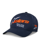 Alpinestars Entitled Hat, boné de basebol azul-marinho com aba curva, com logótipos bordados em laranja e branco e o texto 'RACING AHEAD', design casual inspirado no desporto motorizado