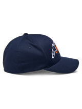 Boné Alpinestars Entitled, boné casual desportivo, azul-marinho e laranja, vista de perfil, pala curva com coroa estruturada, logótipo Alpinestars em branco e laranja, tecido em sarja elástica