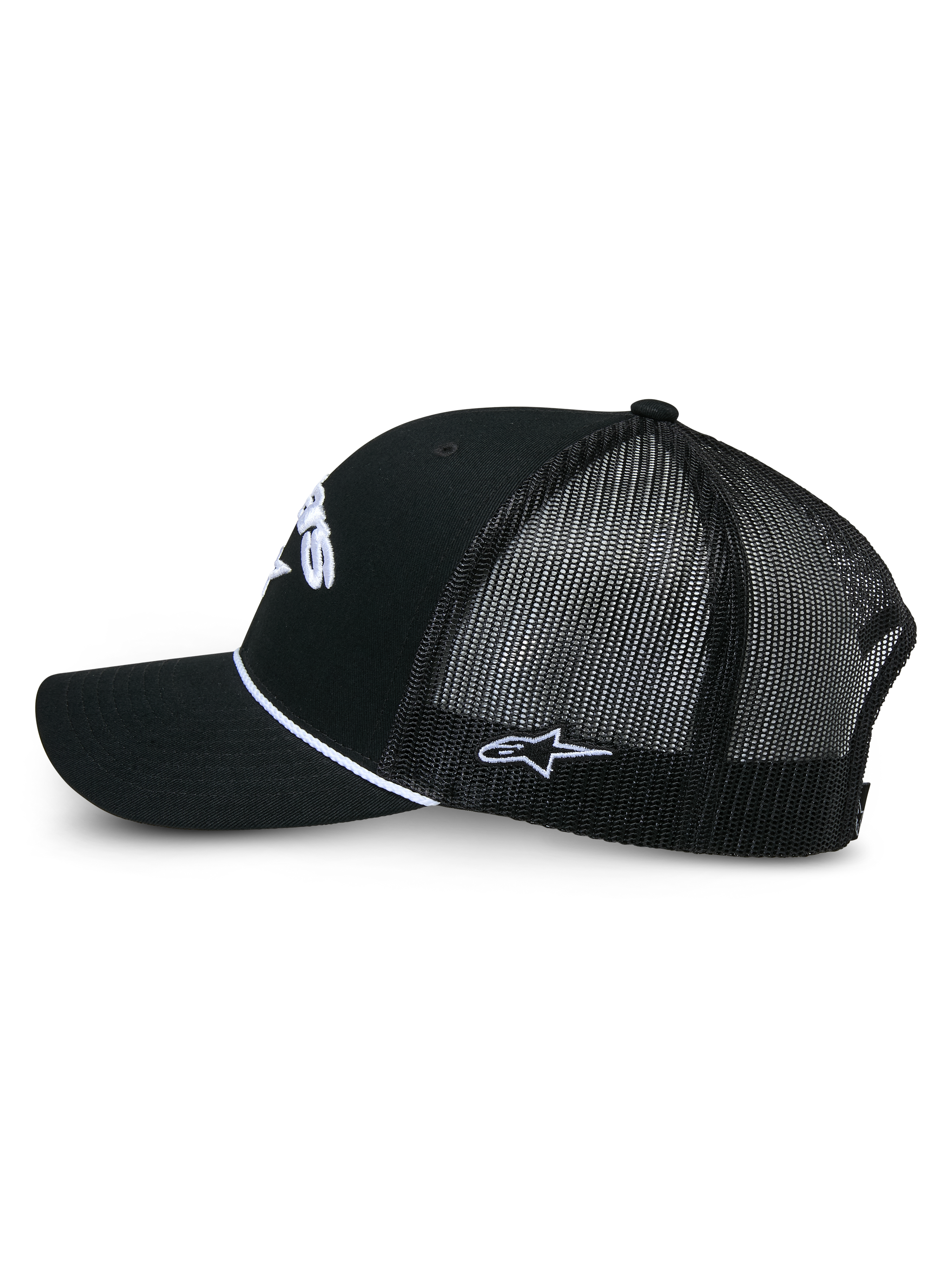 Boné Trucker Alpinestars Agree, boné trucker preto, vista lateral mostrando a frente em sarja preta e a parte traseira em malha, detalhe de corda entrançada branca, logótipos bordados a branco, acessório casual inspirado no desporto motorizado
