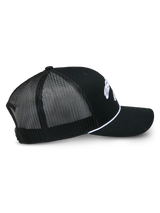 Alpinestars Agree Trucker Hat, preto, vista lateral de perfil mostrando a parte traseira em malha preta e os painéis frontais em sarja, detalhe de corda entrançada branca, pala curva, streetwear casual de desportos motorizados