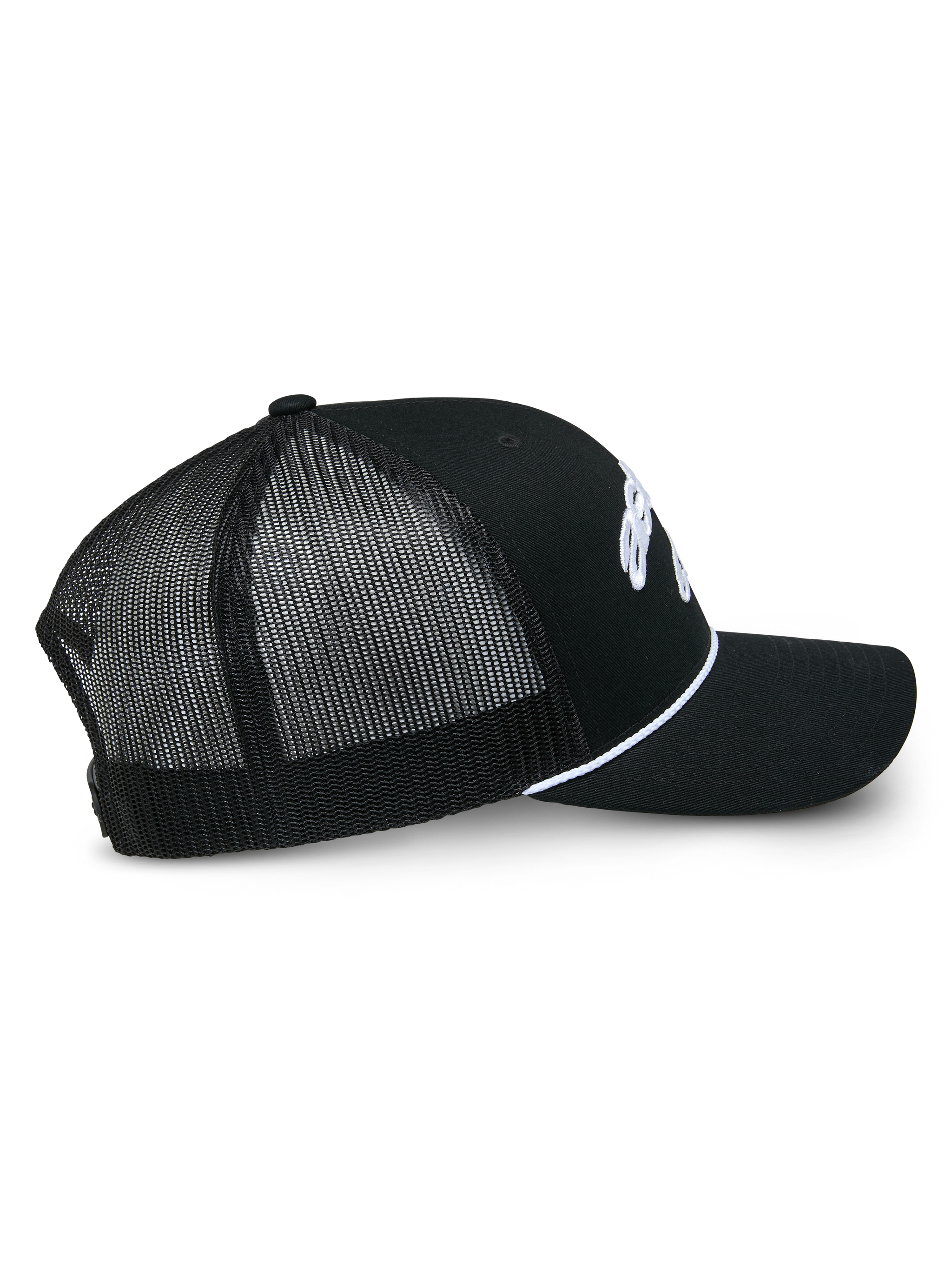 Alpinestars Agree Trucker Hat, preto, vista lateral de perfil mostrando a parte traseira em malha preta e os painéis frontais em sarja, detalhe de corda entrançada branca, pala curva, streetwear casual de desportos motorizados