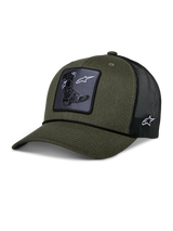 Boné Trucker Booted Alpinestars, boné trucker, verde militar e preto, com um patch tecido Tech Boot na parte frontal, acabamento em corda entrançada e parte traseira em malha preta com logótipo bordado na lateral