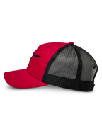 Boné Trucker Alpinestars Ageless, vermelho e preto, vista lateral com aba curva e coroa estruturada com logótipo Astars bordado em 3D a preto, parte traseira em rede preta para respirabilidade, design clássico inspirado no desporto motorizado