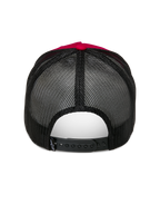 Alpinestars Ageless Trucker Hat, vermelho e preto, vista traseira com malha de poliéster preta e fecho snapback ajustável, botão superior e detalhe da coroa em vermelho, acessório casual de desportos motorizados