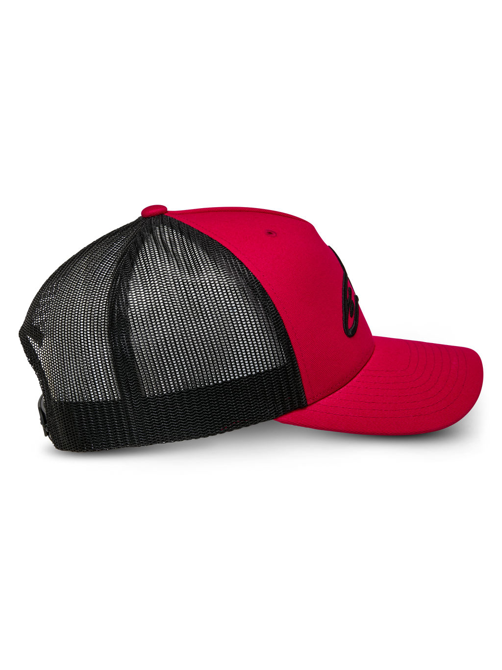 Alpinestars Ageless Trucker Hat, vermelho e preto, vista de perfil lateral exibindo a frente estruturada vermelha e a aba curva com painéis traseiros em malha respirável preta, boné casual inspirado no motorsport