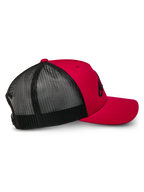 Alpinestars Ageless Trucker Hat, vermelho e preto, vista de perfil lateral exibindo a frente estruturada vermelha e a aba curva com painéis traseiros em malha respirável preta, boné casual inspirado no motorsport