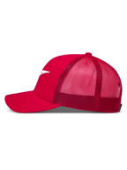 Boné trucker Alpinestars Ageless, vermelho com malha respirável, aba curva e logótipo bordado branco.