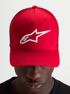 Alpinestars Boné Ageless Snapback, boné sportswear vermelho com logótipo Astars bordado a branco, coroa estruturada e pala curva worn by a model