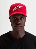 Alpinestars Boné Ageless Snapback, boné de sportswear para homem, vermelho com logótipo Astars branco bordado em 3D, coroa estruturada e pala curva, worn by a model