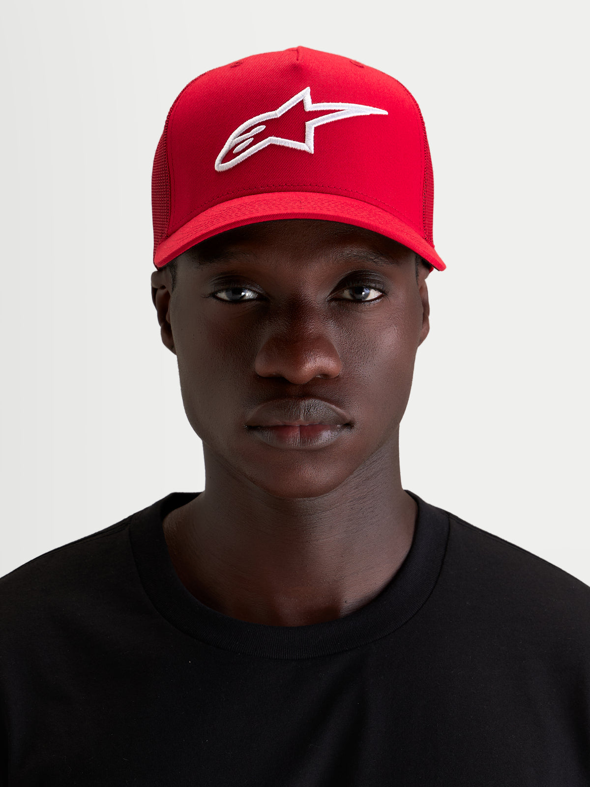 Alpinestars Boné Ageless Snapback, boné de sportswear para homem, vermelho com logótipo Astars branco bordado em 3D, coroa estruturada e pala curva, worn by a model