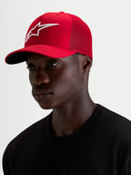 Alpinestars Boné Ageless Snapback, boné de desporto em vermelho e branco, gorro desportivo usado por um modelo com logótipo Astar bordado a 3D e pala curva