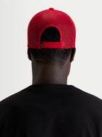 Alpinestars Boné Ageless Snapback, boné desportivo para homem em vermelho, vista traseira num modelo a mostrar o fecho snapback ajustável e painéis em malha