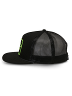 Alpinestars Control Trucker Hat, boné trucker, preto, vista de perfil lateral com parte traseira em malha de poliéster e frente em sarja, pala plana com detalhe de corda entrançada, patch com logótipo bordado a verde, streetwear casual inspirado no desporto motorizado