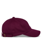 Boné Alpinestars Deduce Strapback, cor de vinho, vista lateral, pala curva com coroa baixa não estruturada, fecho de tira ajustável com fivela metálica, sarja de algodão casual