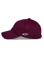 Boné Alpinestars Deduce Strapback, bordô, vista de perfil lateral com logótipo Astars bordado a branco, aba curva, coroa baixa não estruturada, acessório casual em sarja de algodão