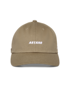 Boné Alpinestars Deduce Strapback, cáqui, coroa baixa não estruturada com aba curva, logótipo "Astars" bordado a branco na frente, tecido de sarja de algodão, acessório casual inspirado no desporto motorizado