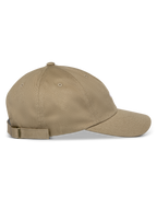 Alpinestars Deduce Strapback Hat, chapéu caqui em vista de perfil lateral, aba curva com coroa baixa não estruturada, material de sarja de algodão com fecho de tira ajustável e logótipo bordado plano