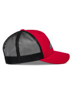 Boné Trucker Alpinestars Reflect Ageless, vermelho e preto, vista de perfil lateral, frente em sarja vermelha e pala curva, parte traseira em malha de poliéster preta, coroa estruturada, acessório casual inspirado no desporto motorizado