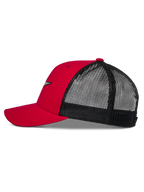 Boné Trucker Alpinestars Reflect Ageless, vermelho e preto, perfil lateral mostrando a aba curva, coroa vermelha estruturada e parte traseira em malha preta, acessório casual inspirado no desporto motorizado