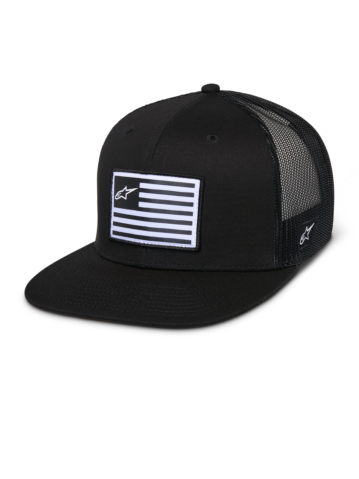 Alpinestars Flag Flat Trucker Hat, boné preto com pala plana e coroa estruturada, parte traseira em rede preta respirável, patch frontal retangular com riscas horizontais e logótipo de estrela, bordado lateral, design casual inspirado no desporto motorizado