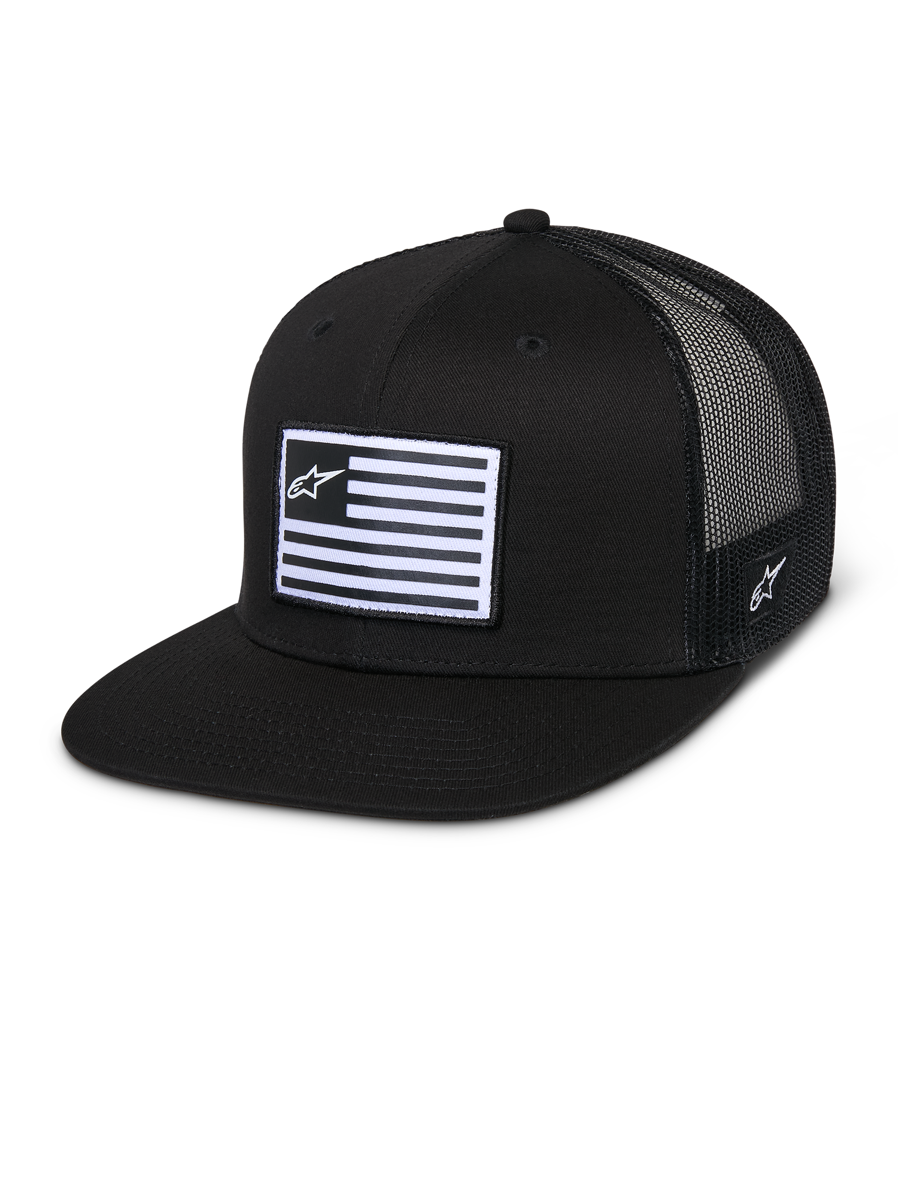 Alpinestars Flag Flat Trucker Hat, boné preto com pala plana e coroa estruturada, parte traseira em rede preta respirável, patch frontal retangular com riscas horizontais e logótipo de estrela, bordado lateral, design casual inspirado no desporto motorizado