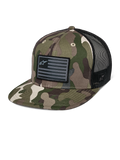 Alpinestars Flag Flat Trucker Hat, camuflagem verde e preta, boné trucker de pala plana com parte traseira em malha respirável, coroa estruturada com um patch de logótipo preto em estilo bandeira, acessório casual de motorsport.