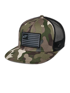 Alpinestars Flag Flat Trucker Hat, camuflagem verde e preta, boné trucker de pala plana com parte traseira em malha respirável, coroa estruturada com um patch de logótipo preto em estilo bandeira, acessório casual de motorsport.