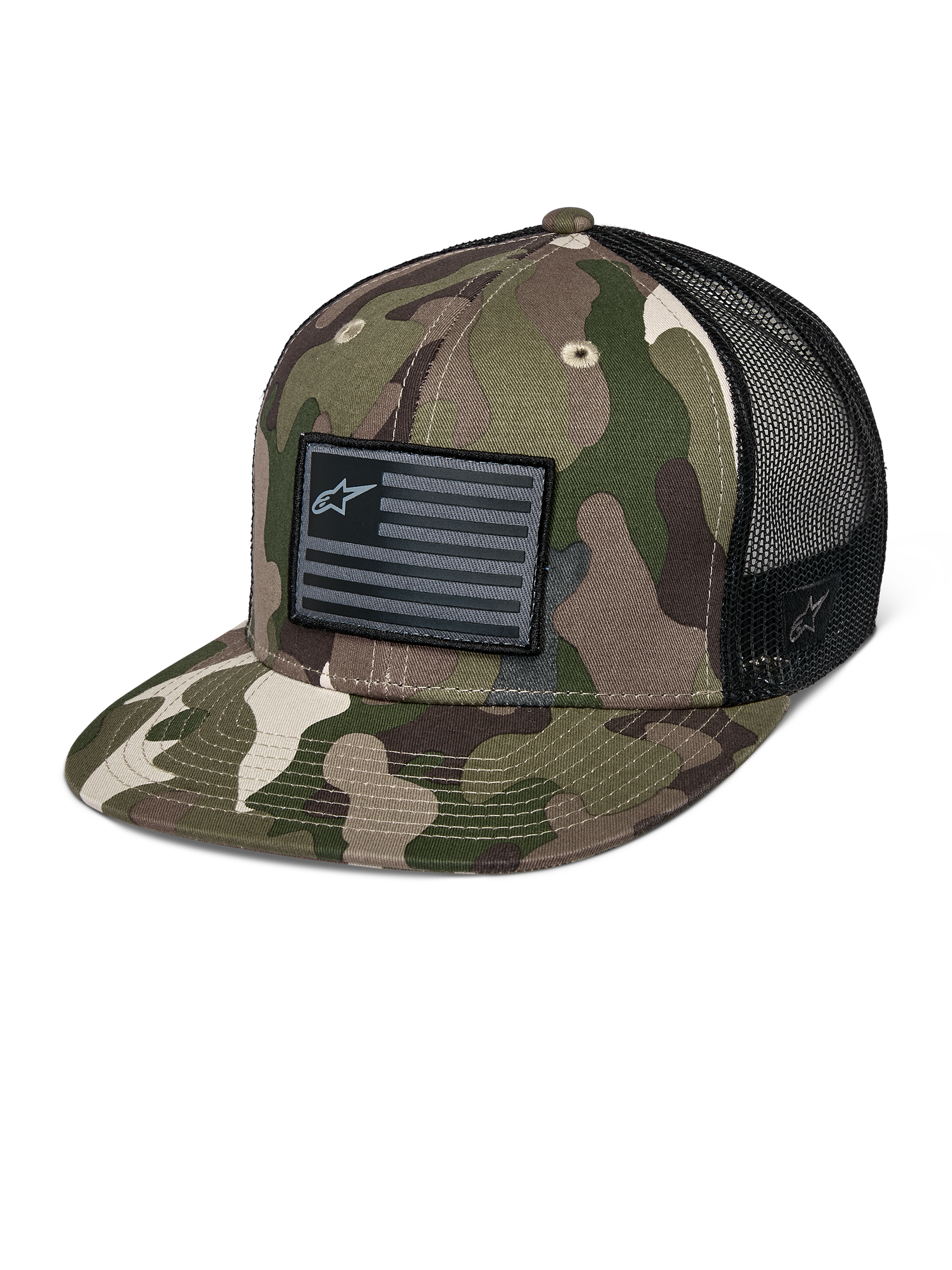 Alpinestars Flag Flat Trucker Hat, camuflagem verde e preta, boné trucker de pala plana com parte traseira em malha respirável, coroa estruturada com um patch de logótipo preto em estilo bandeira, acessório casual de motorsport.
