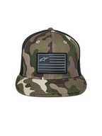 Boné Trucker Alpinestars Flag Flat, camuflado verde e preto, aba plana com coroa estruturada, remendo de bandeira preto com logótipo Alpinestars, parte traseira em malha, acessório casual inspirado no desporto motorizado