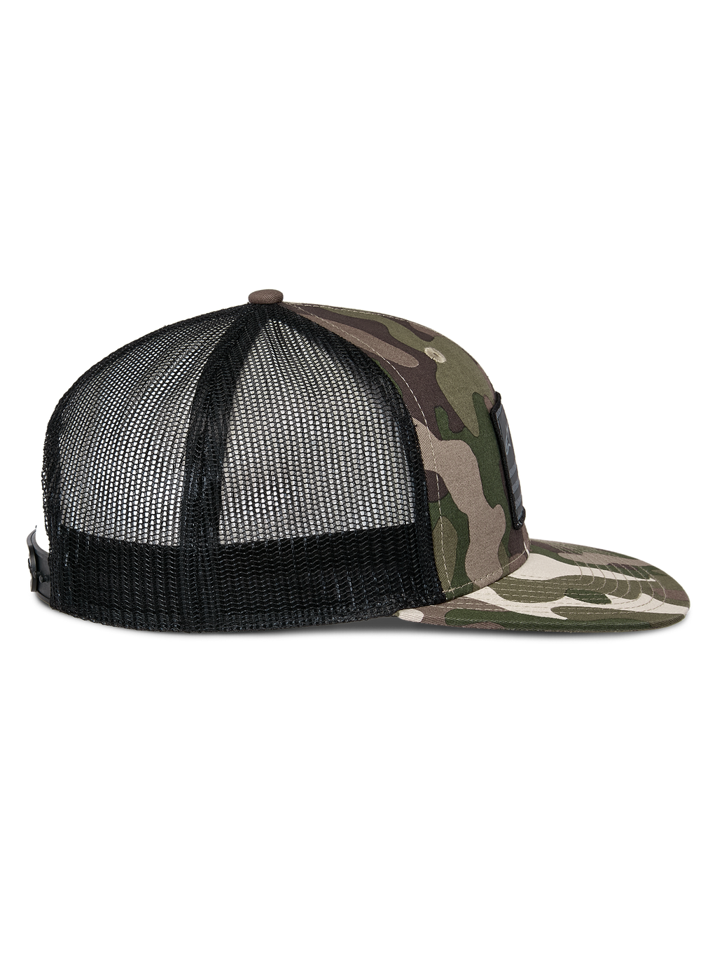 Boné Alpinestars Flag Flat Trucker, camuflado verde e preto, perfil lateral com pala plana camuflada, frente estruturada, parte traseira em malha respirável preta, fecho snapback, acessório casual de desportos motorizados