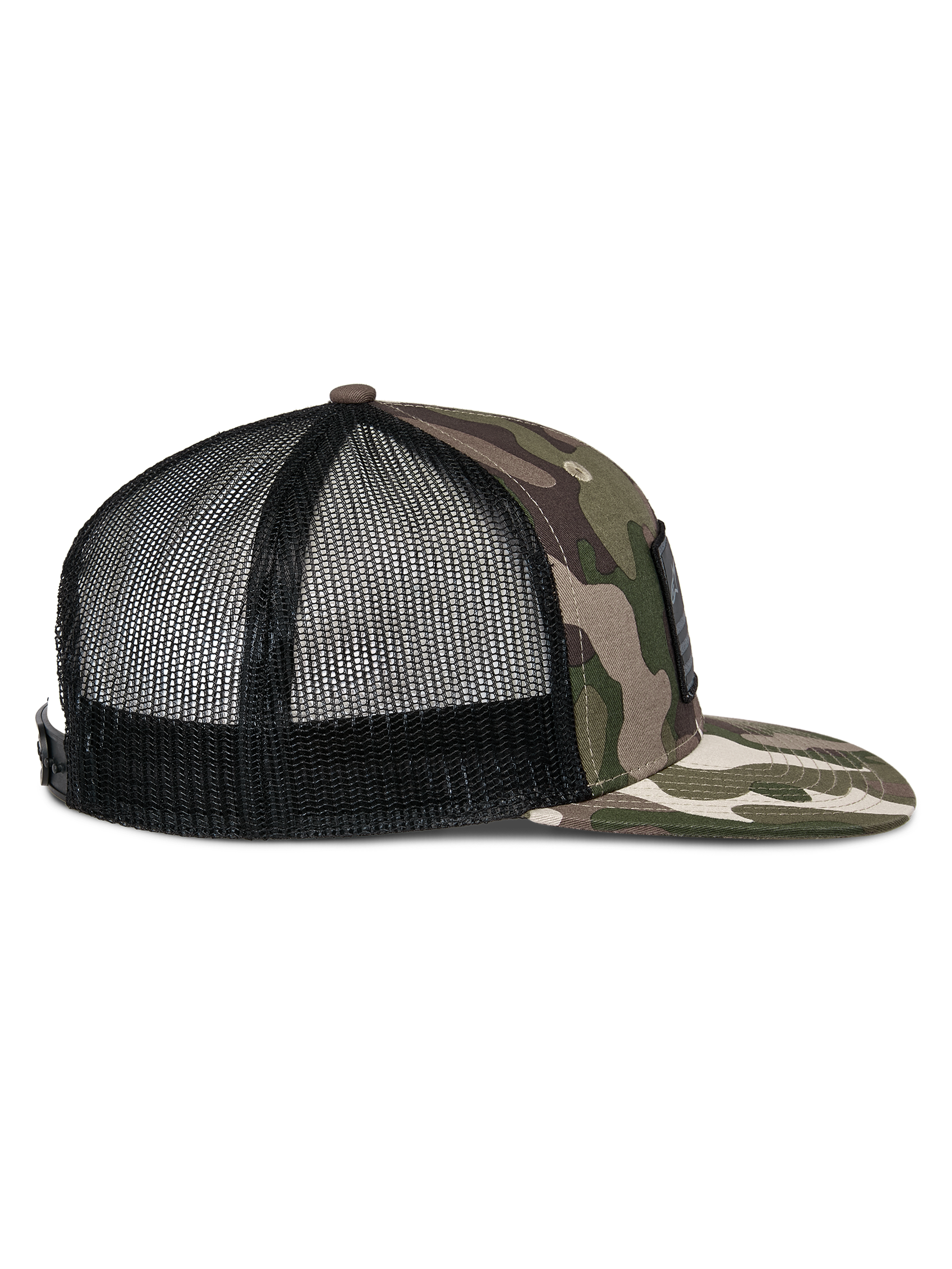 Boné Alpinestars Flag Flat Trucker, camuflado verde e preto, perfil lateral com pala plana camuflada, frente estruturada, parte traseira em malha respirável preta, fecho snapback, acessório casual de desportos motorizados