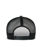 Boné Trucker Alpinestars Flag Flat, Camuflado Verde e Preto, vista traseira com painéis de malha preta respirável e um fecho snapback ajustável com uma pequena etiqueta com logótipo, acessório de cabeça casual inspirado no desporto motorizado.