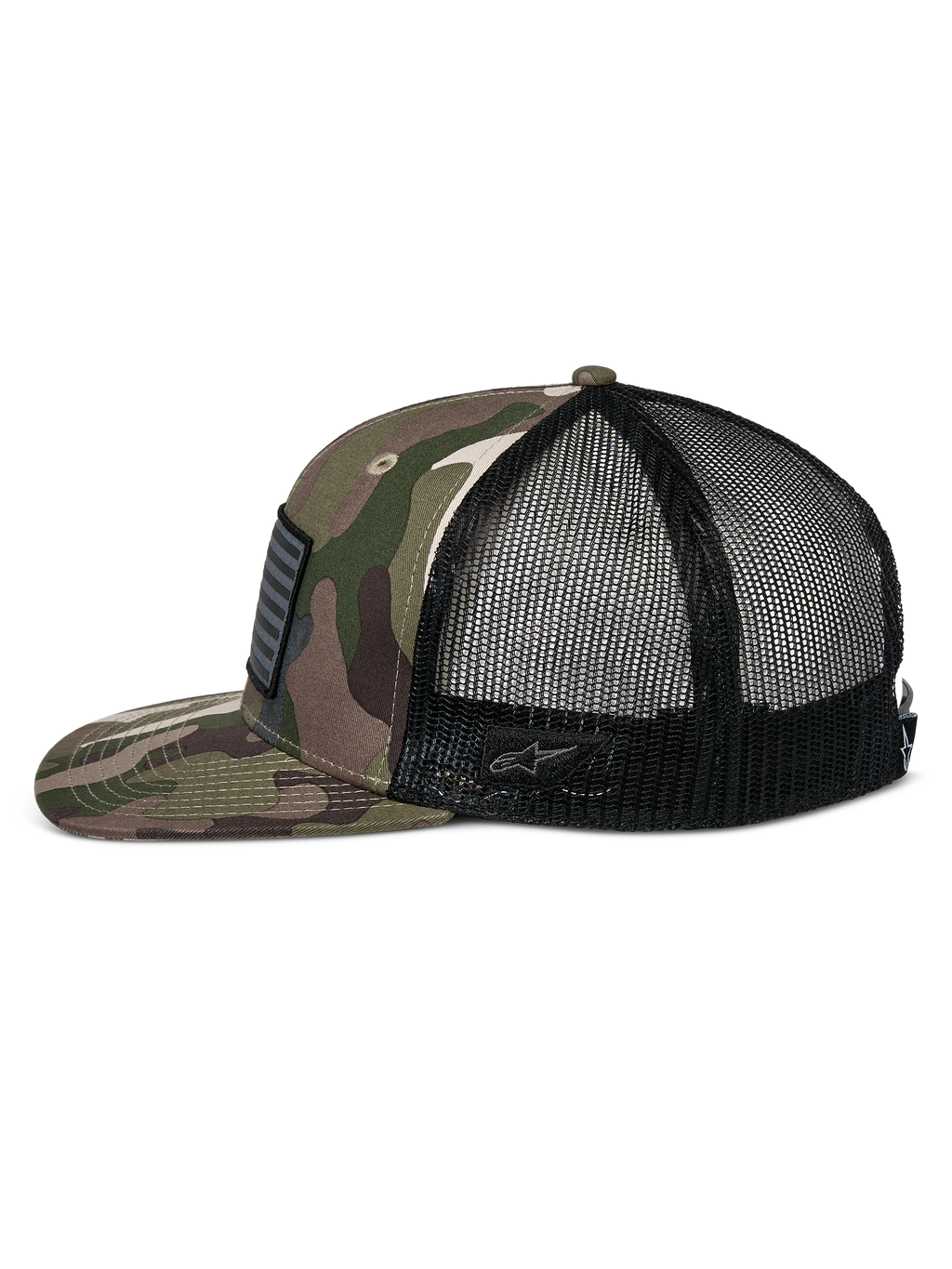 Boné Trucker Alpinestars Flag Flat, camuflado verde e preto, aba plana e coroa estruturada, frente em sarja camuflada com malha preta na parte traseira, vista lateral mostrando remendo de bandeira merrow e logótipo bordado, streetwear casual inspirado no desporto motorizado