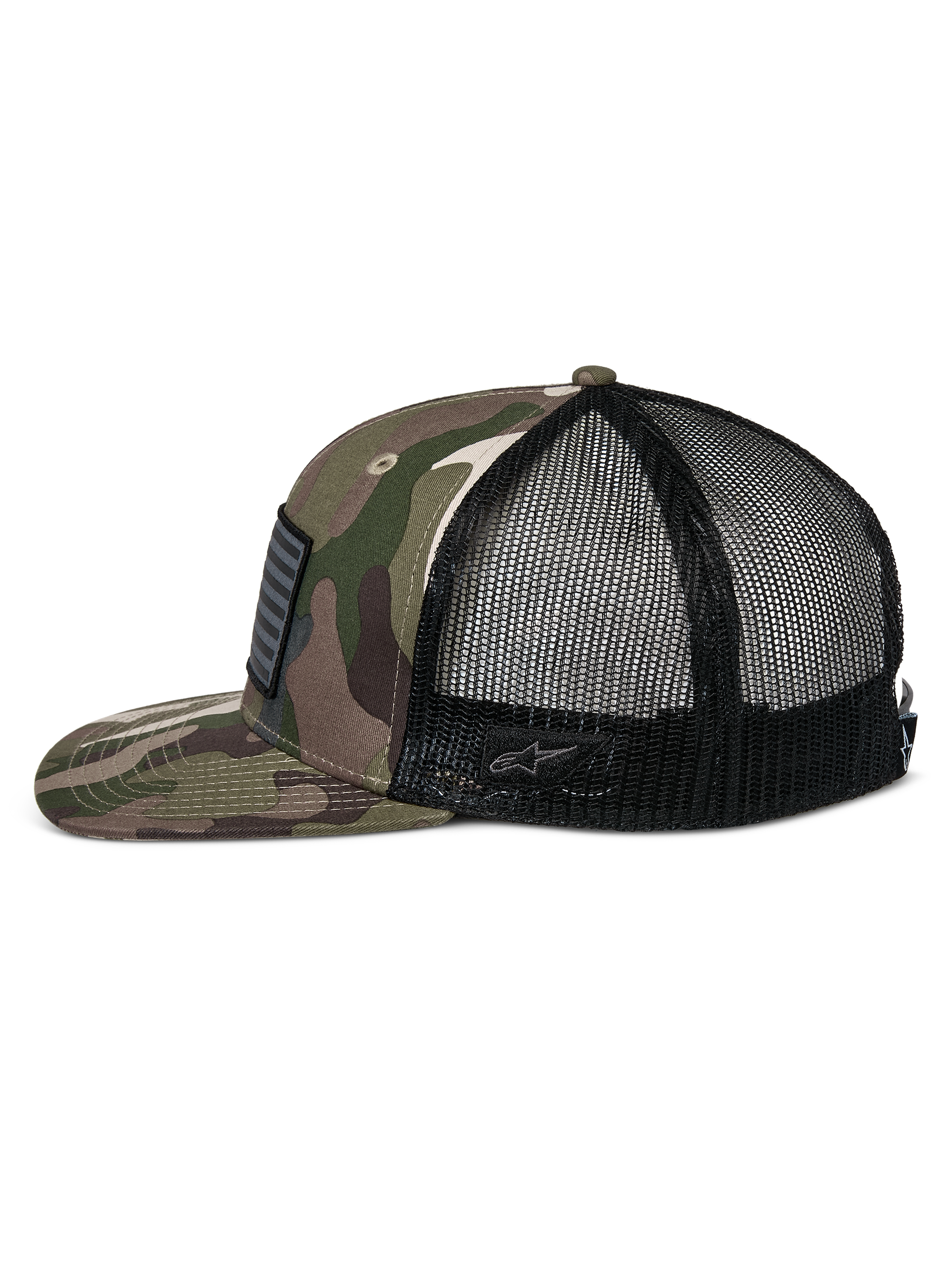 Boné Trucker Alpinestars Flag Flat, camuflado verde e preto, aba plana e coroa estruturada, frente em sarja camuflada com malha preta na parte traseira, vista lateral mostrando remendo de bandeira merrow e logótipo bordado, streetwear casual inspirado no desporto motorizado