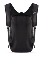 Mochila Alpinestars Defcon V3, preta, vista traseira mostrando o painel traseiro acolchoado e alças de ombro em malha de ar respirável, pequeno logótipo Alpinestars branco na alça, construção em poliéster 600D durável para uso diário