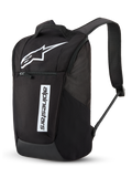Mochila Alpinestars Defcon V3, mochila para o dia a dia, preta e branca, com um grande logótipo Astar branco e marca nominativa Alpinestars na vertical, bolso frontal com fecho de correr, alças de ombro acolchoadas em malha de ar, poliéster 600D durável, design casual inspirado no desporto motorizado