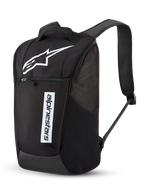 Mochila Alpinestars Defcon V3, mochila para o dia a dia, preta e branca, com um grande logótipo Astar branco e marca nominativa Alpinestars na vertical, bolso frontal com fecho de correr, alças de ombro acolchoadas em malha de ar, poliéster 600D durável, design casual inspirado no desporto motorizado
