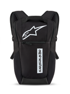 Alpinestars Defcon V3 Backpack, preta e branca, mochila pequena de uso diário com logótipo de estrela branco e marca nominativa vertical, bolso frontal com fecho de correr, alças de ombro acolchoadas, material de poliéster 600D durável