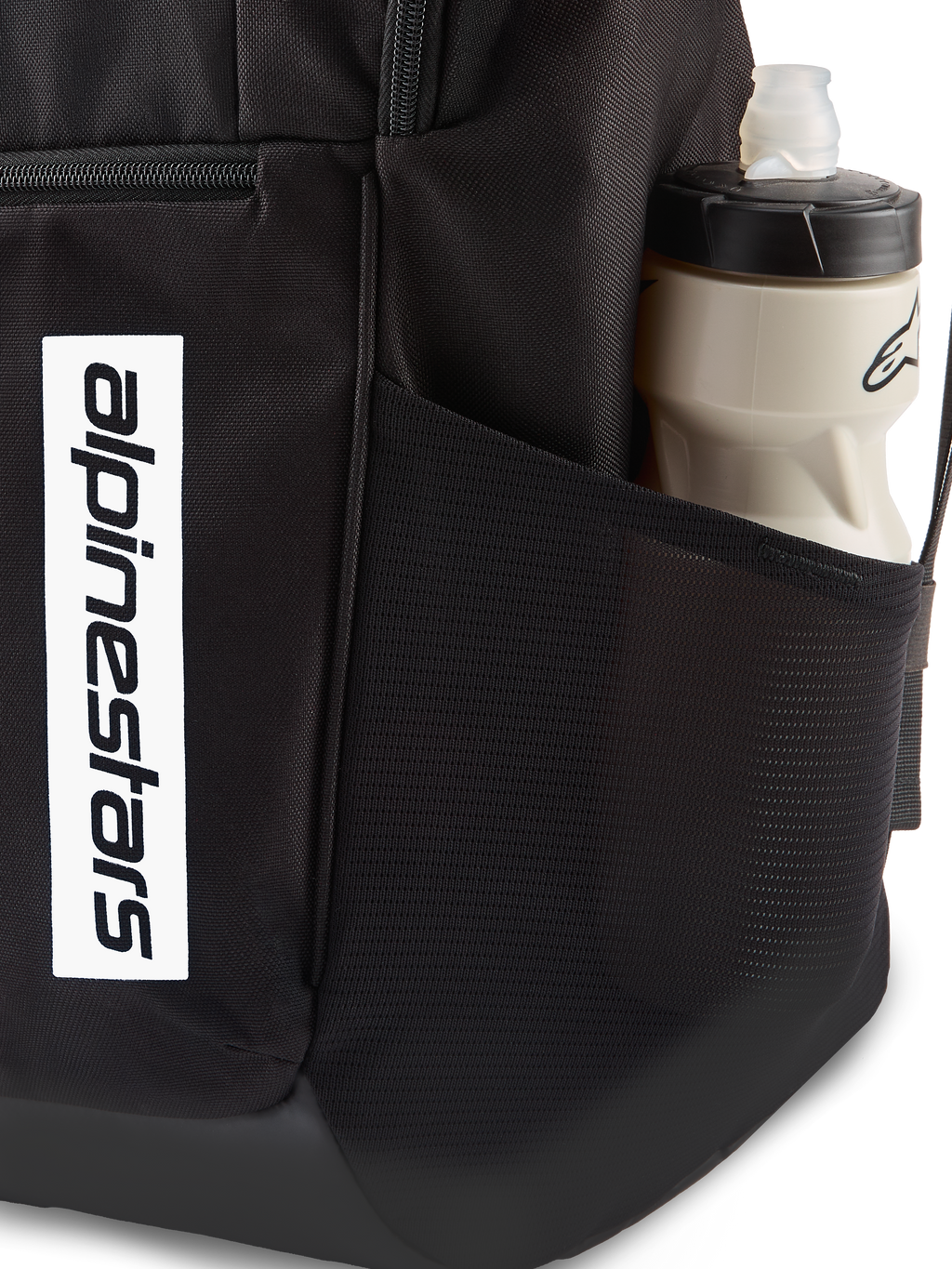 Mochila Alpinestars Defcon V3, mochila preta de uso diário, grande plano do bolso lateral em malha com garrafa de água, logótipo vertical branco na frente, material de poliéster 600D durável